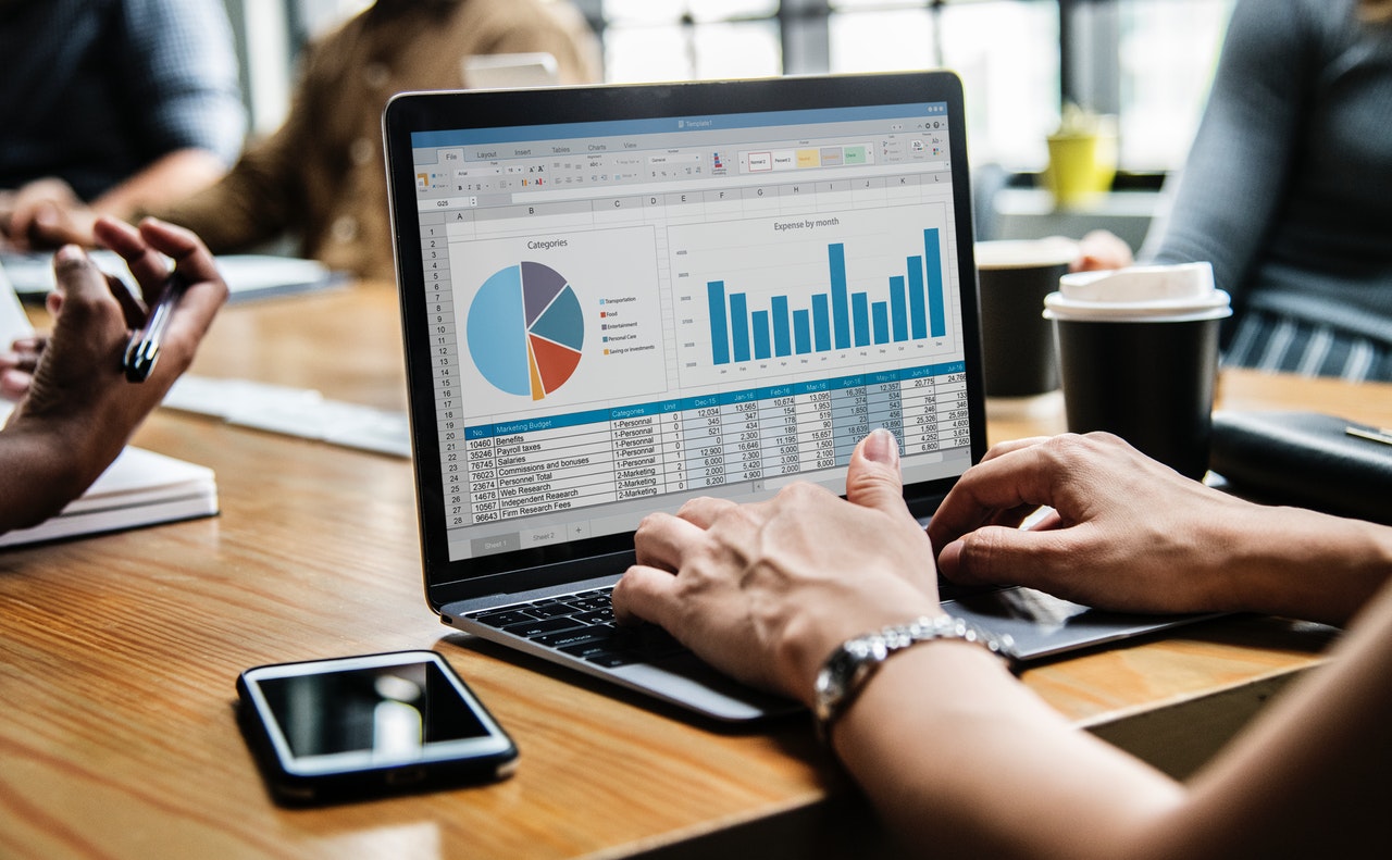 Business Charts auf Laptop